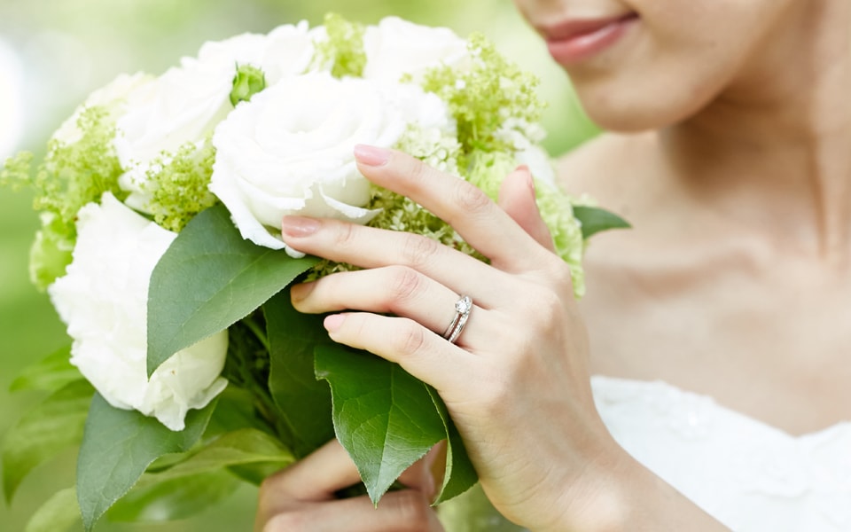 結婚指輪と婚約指輪を重ね着けするコツは？ 素敵に見せる指輪の選び方と着け方