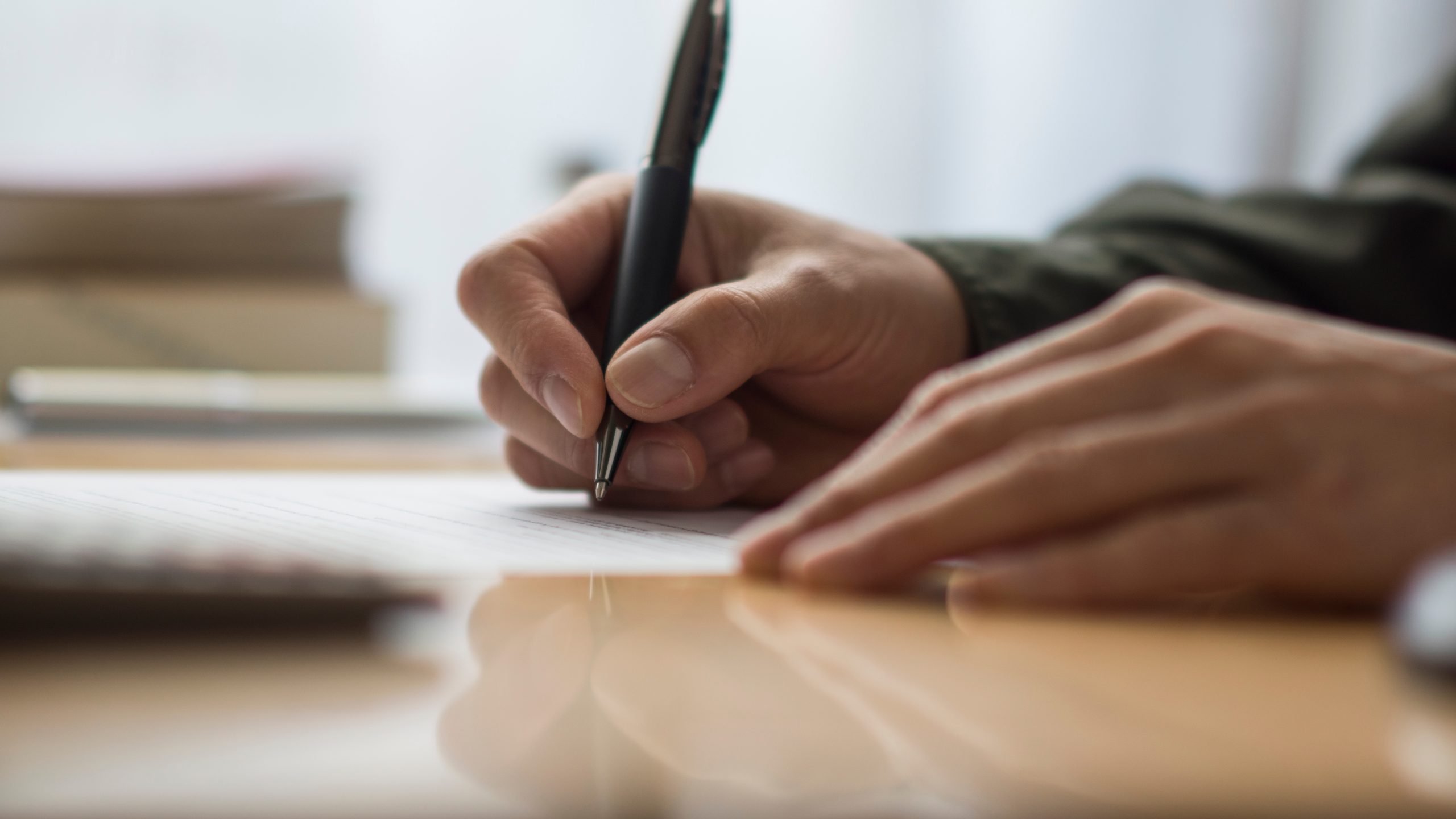 結婚式の返信メッセージ完全ガイド｜出席・欠席時の文例と美しいマナーの書き方