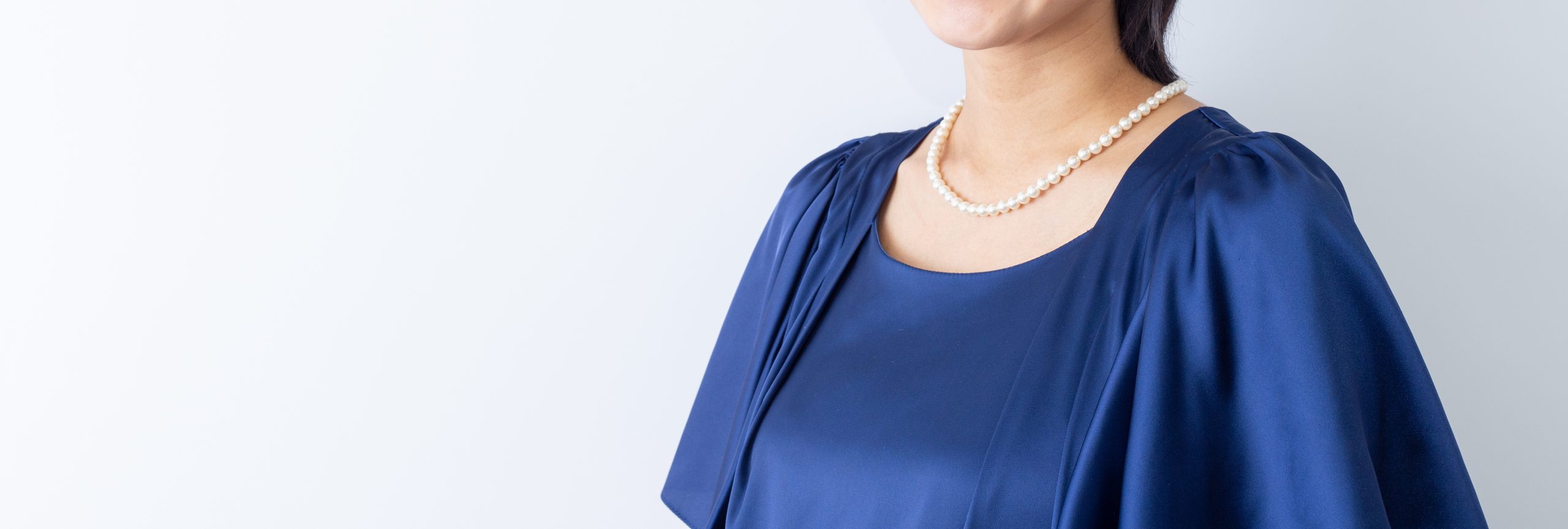 迷わない！結婚式お呼ばれ女性の服装マナーとおすすめスタイル【年代・季節別】