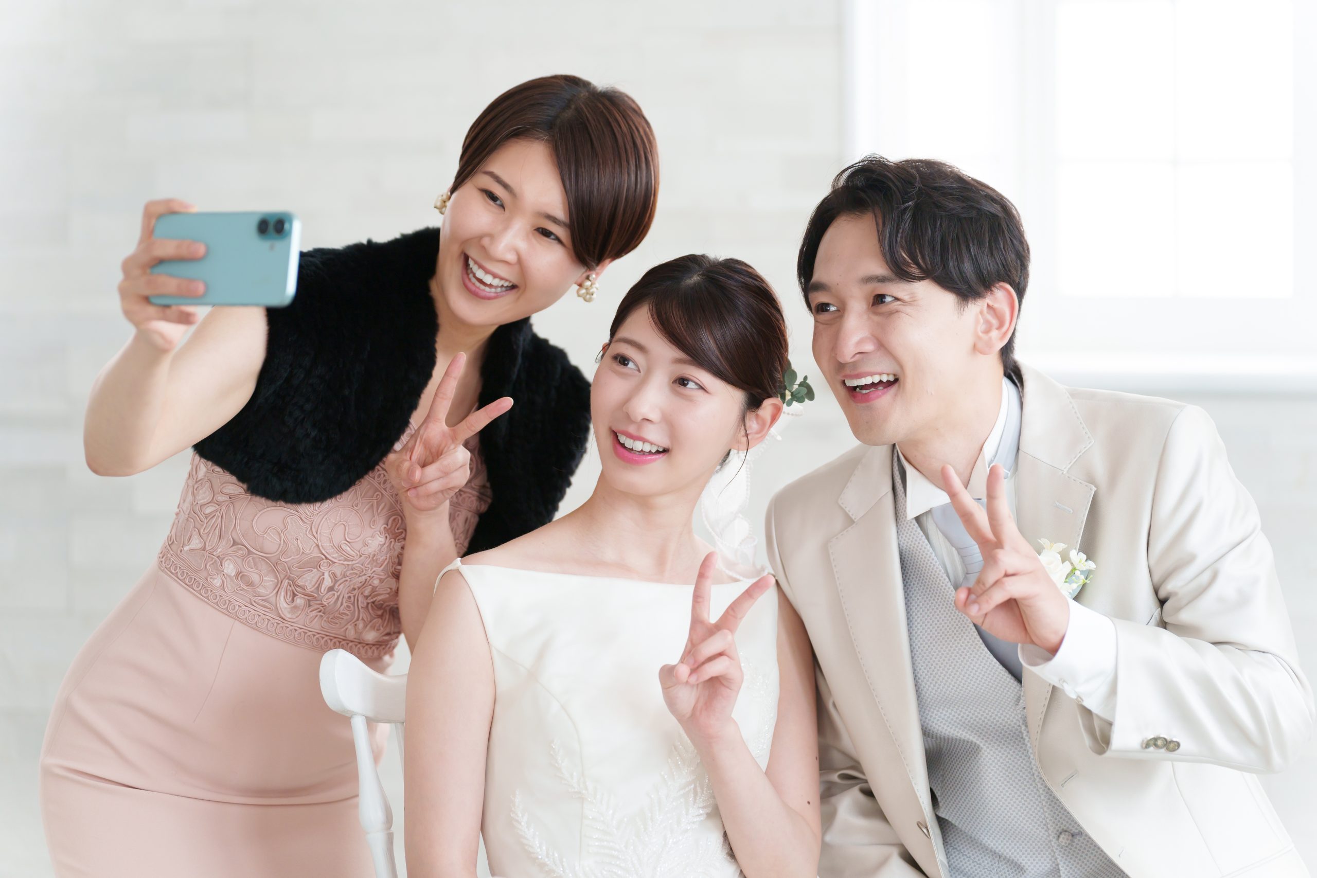 結婚式二次会の服装マナー｜男女別おすすめコーデと注意点を解説