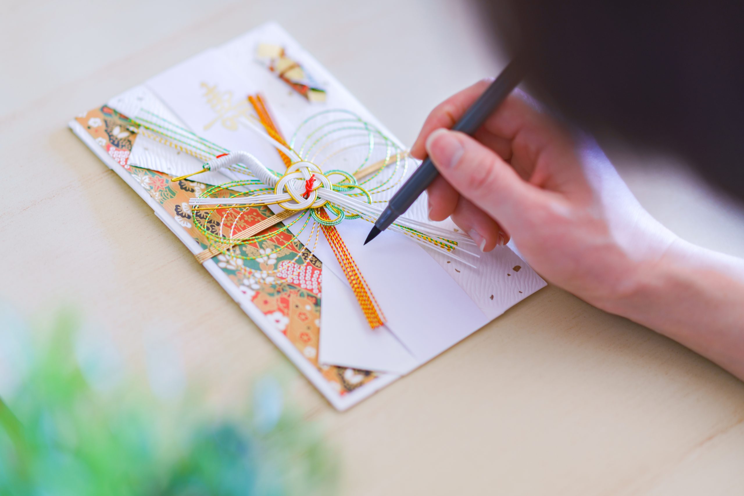 結婚式ご祝儀袋の正しい書き方｜筆ペンと表書き名前中袋の整え方