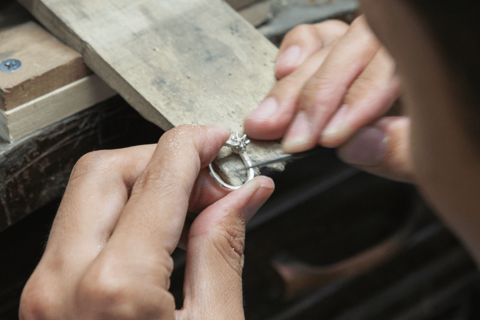 リングに命を吹き込む、職人たちの手仕事