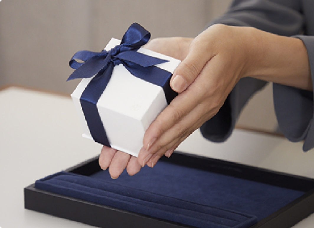 婚約指輪を受け取る