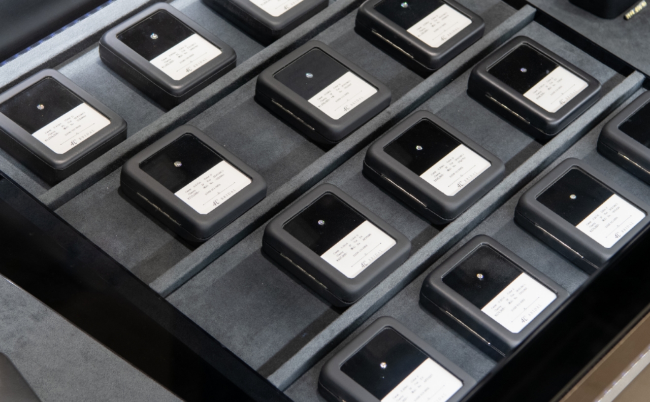 世界中から集めたダイヤモンドを>豊富に取り揃え