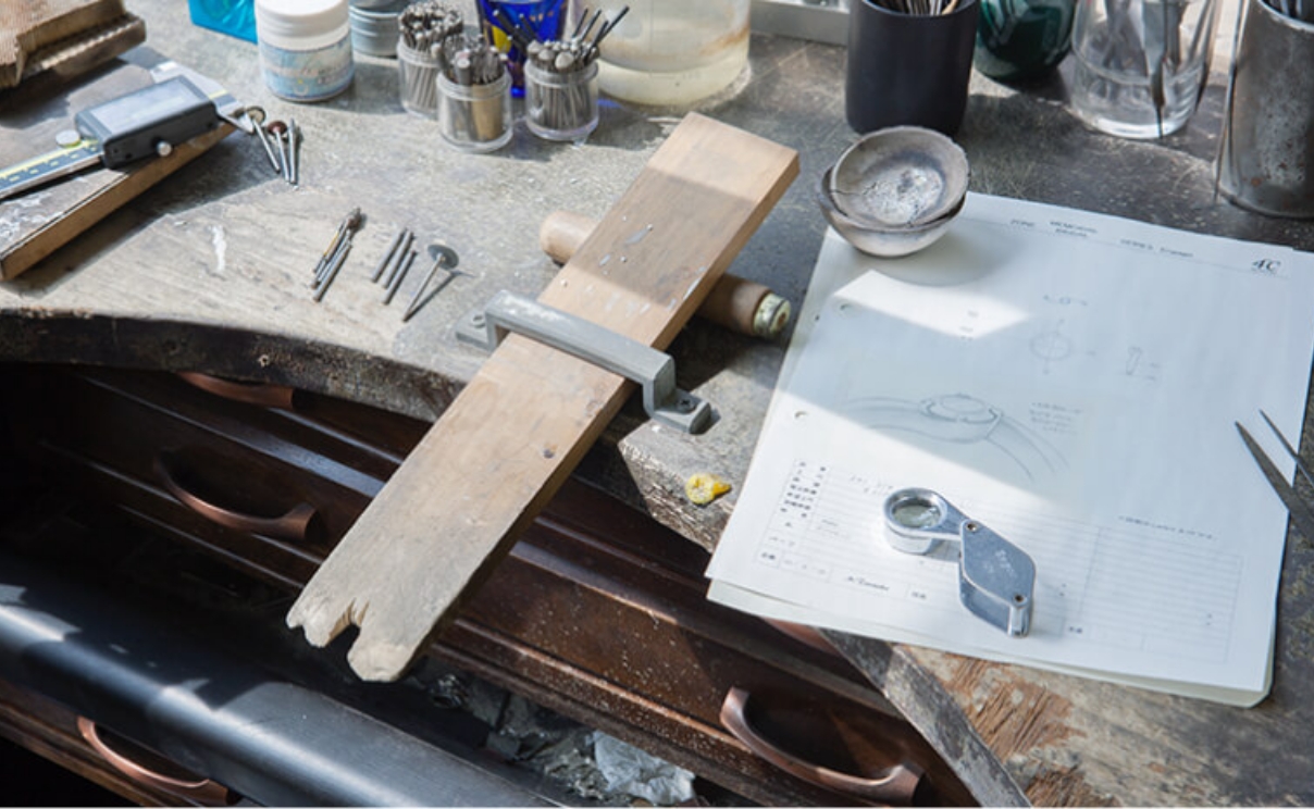 やわらかくしなやかな曲線。立体的なフォルム。