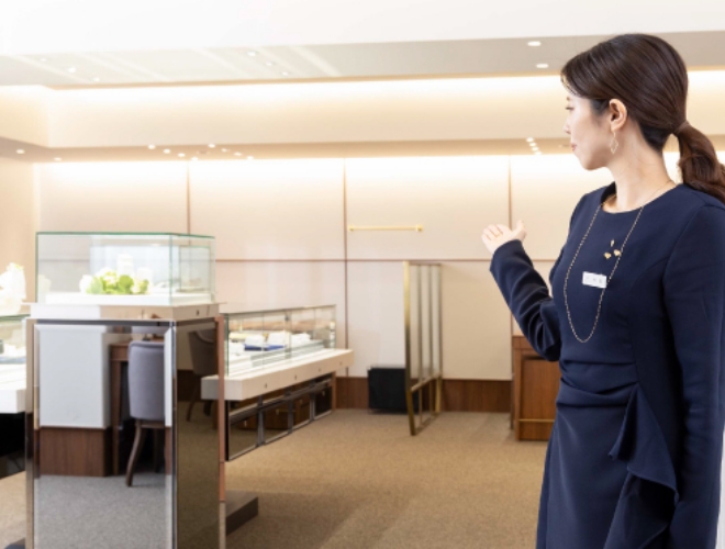 落ち着いた店内でブライダルアドバイザーが笑顔でおふたりをお出迎え