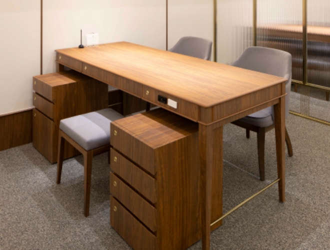 ゆったり仕切られたテーブル席でアドバイザーがリング選びをお手伝い