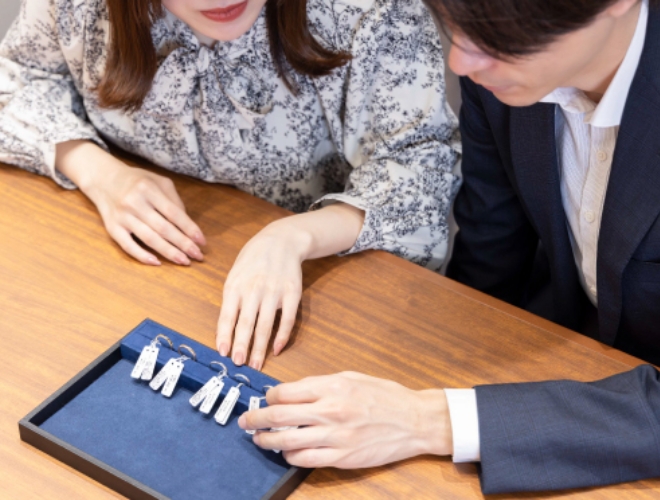 ヒアリングをもとにお好みの婚約指輪、結婚指輪を試着しながらセレクト