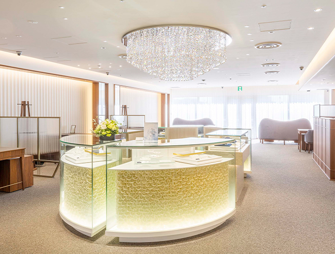 落ち着いた店内でブライダルアドバイザーが笑顔でおふたりをお出迎え