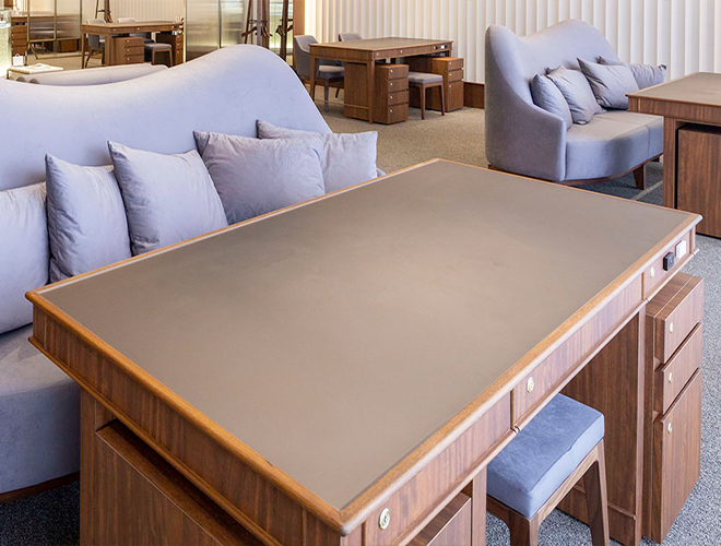 ゆったり仕切られたテーブル席でアドバイザーがリング選びをお手伝い