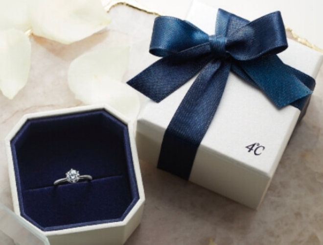 お選びいただいたリングは想い出に残るケースに入れて後日お渡し