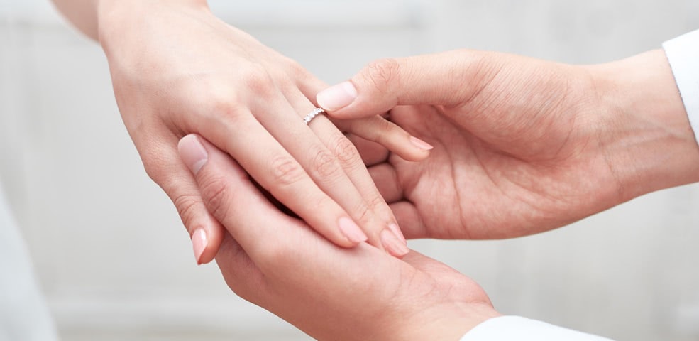 左手の薬指に結婚指輪をはめる理由は？