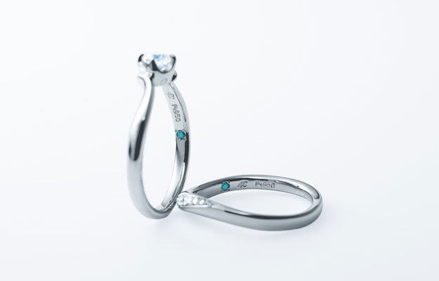 ダイヤや誕生石、文字の刻印で華やかに