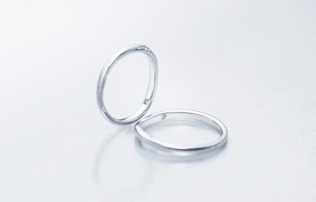 ダイヤや誕生石、文字の刻印で華やかに