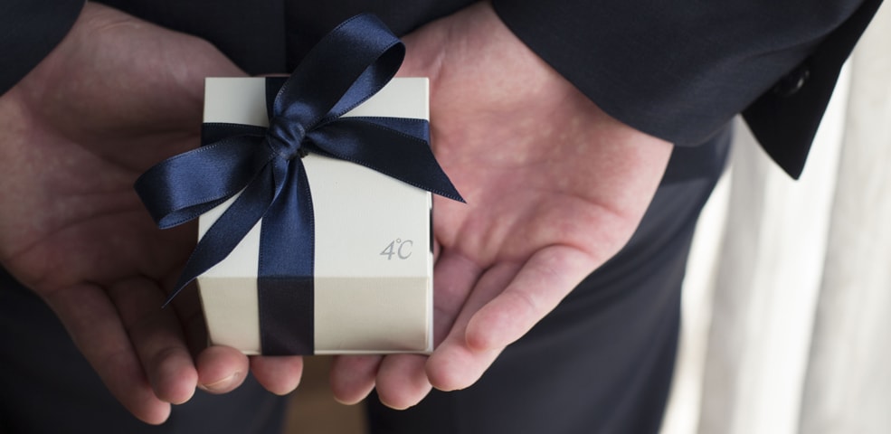 どのように選ぶ？　婚約指輪の選び方