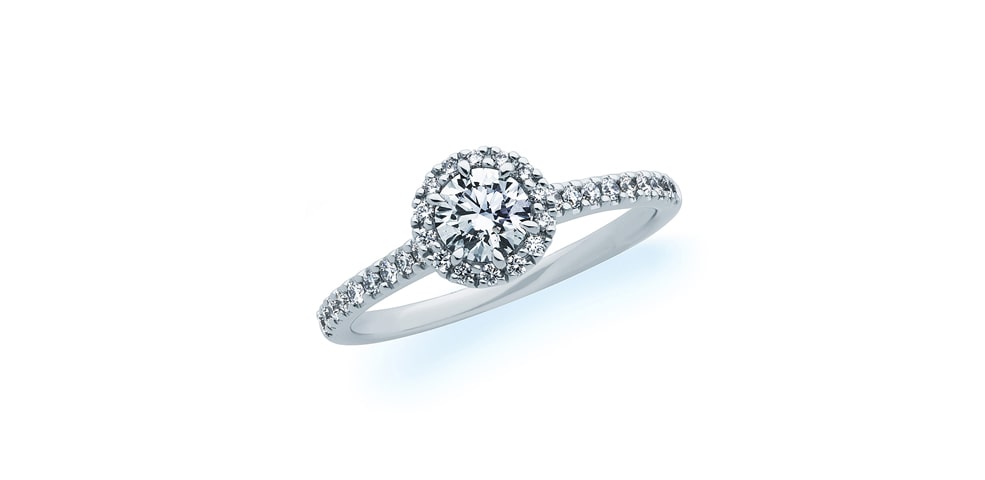 取り巻きデザインの婚約指輪